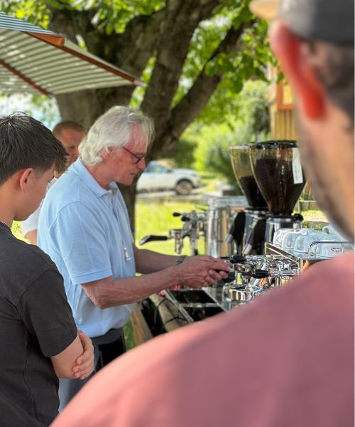 Barista Hans-Peter Luz bei einem seiner Baristakurse in der Kaffeerösterei Jehle